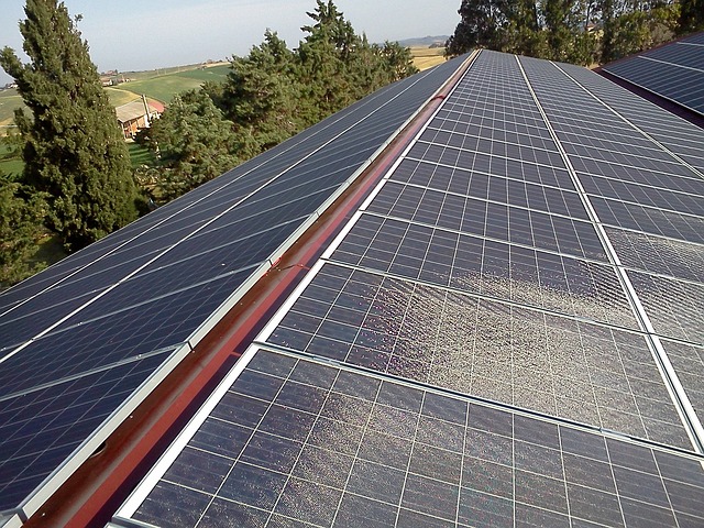 Solární elektrárna na rekreační chatě nad řekou